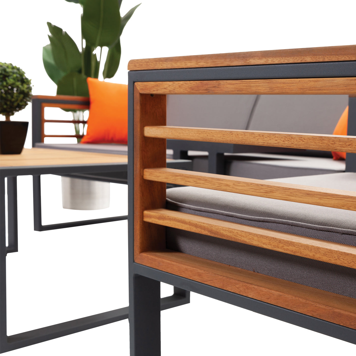 Alüminyum mu İroko mu? Dış Mekânda Malzeme Karşılaştırması